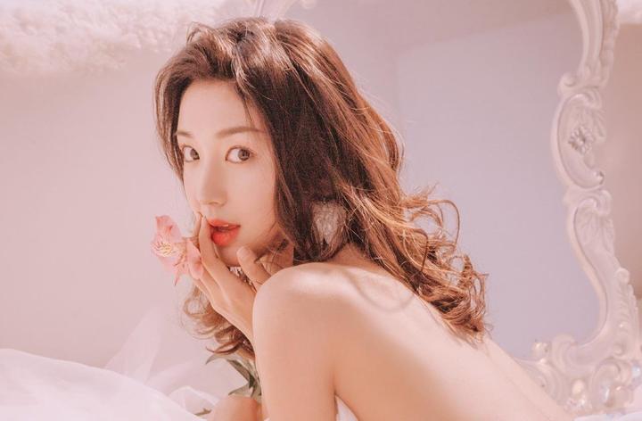 父亲与女儿一起赏月